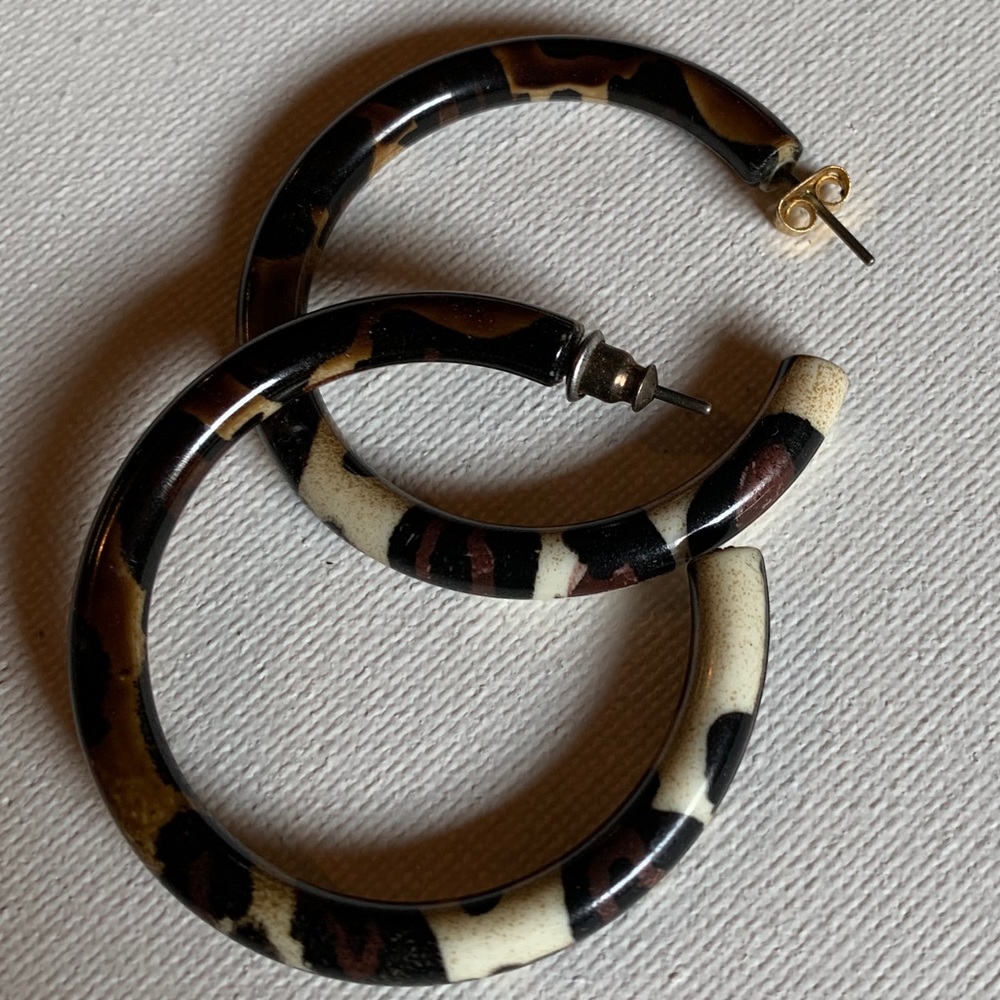 Pony tortoise hide vintage hoop earrings.